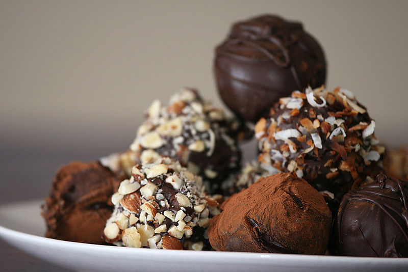 800px-Truffles_with_nuts_and_chocolate_dusting