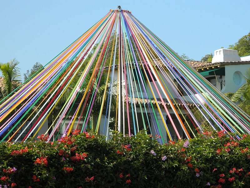 800px-Maypole_in_Brentwood,_California