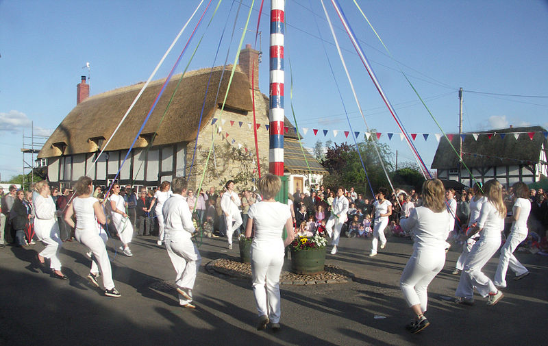 800px-Offenham_Maypole