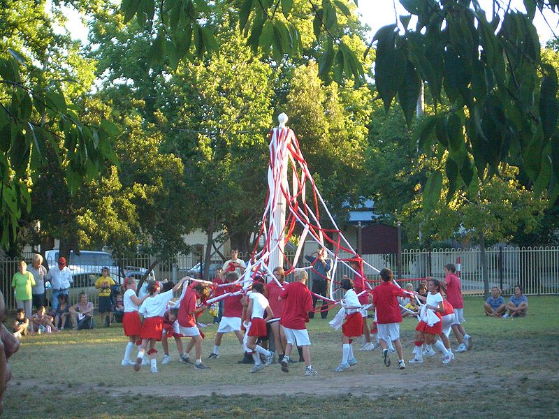 800px-VM_0249_Sale_Primary_School_-_Maypole_dance