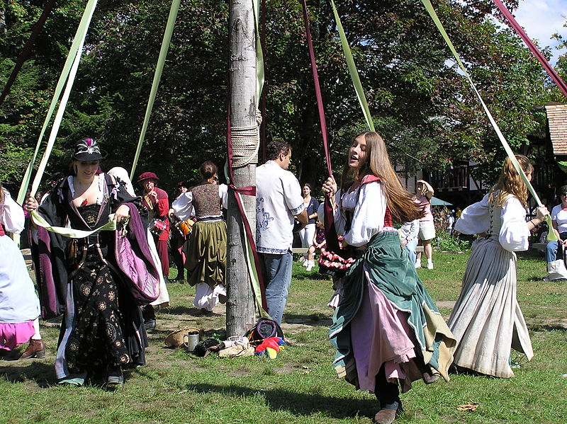 New_York_RenFaire_2004_maypole