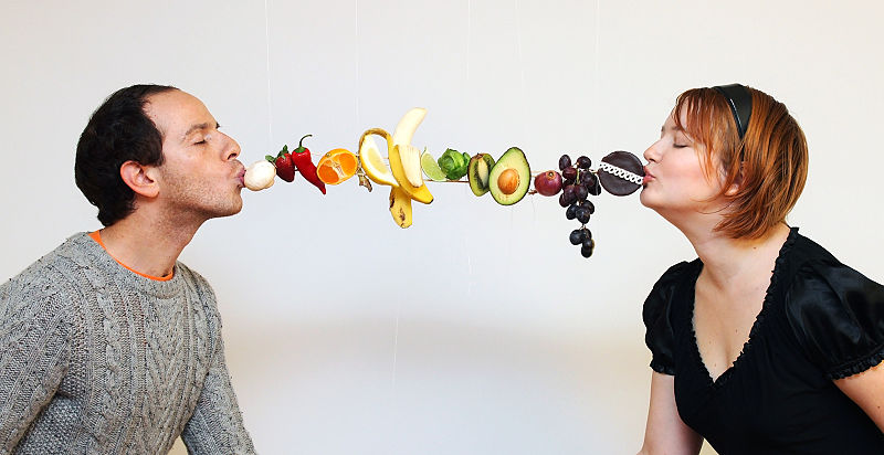 800px-GISHWHES_2012_No._148_--_Kissing_with_food