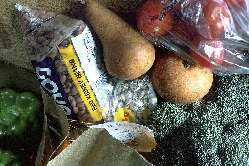 800px-Grocery_bag_of_healthy_foods