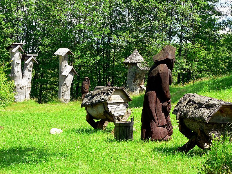 800px-Lithuania_Stripeikiai_Honeymaking_Museum