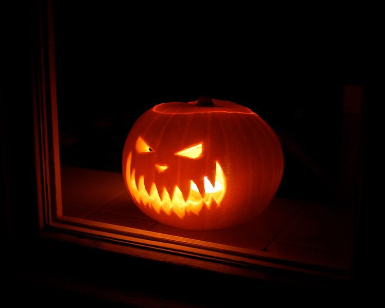 750px-Lit_Jack-o'-lantern_glowing_menacingly