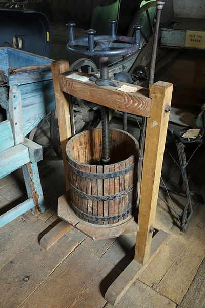 Apple_cider_press_-_Hadley_Farm_Museum_-_DSC07621