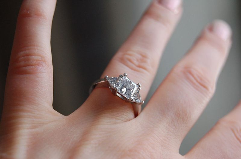800px-Diamond_ring_by_Jennifer_Dickert