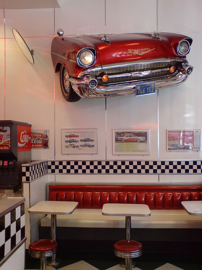 800px-Burger_King,_Pseudo_1950s_American_Diner