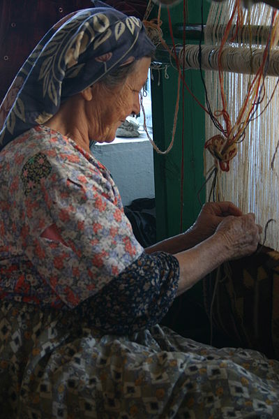 Turkish_woman_weaving_carpet