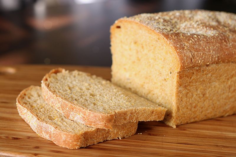 800px-Anadama_bread_(1)