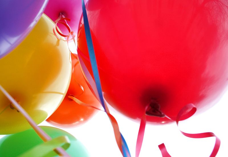 800px-Happy_balloons